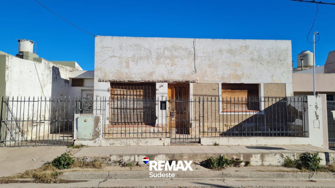Se vende casa a remodelar a 1 cuadra de Don Bosco