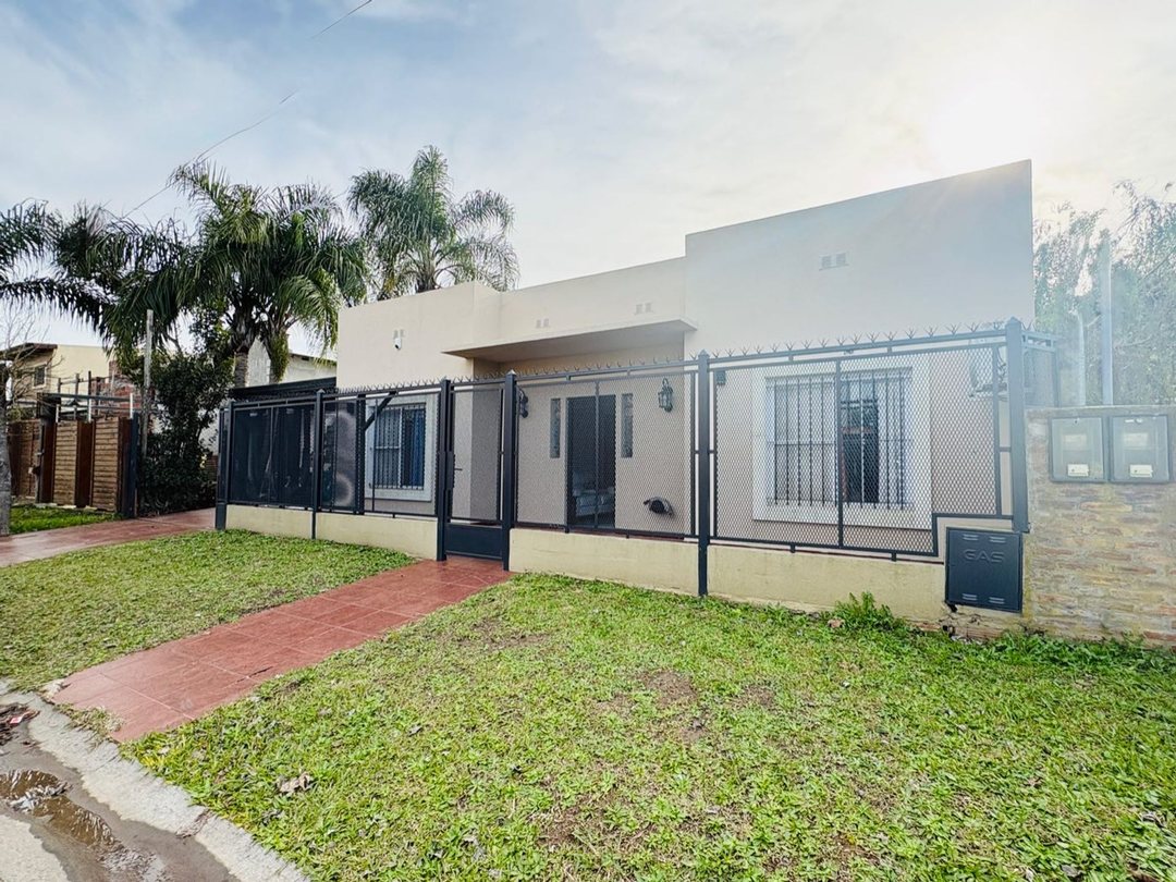VENTA CASA 3 DORMITORIOS  CON GRAN JARDIN