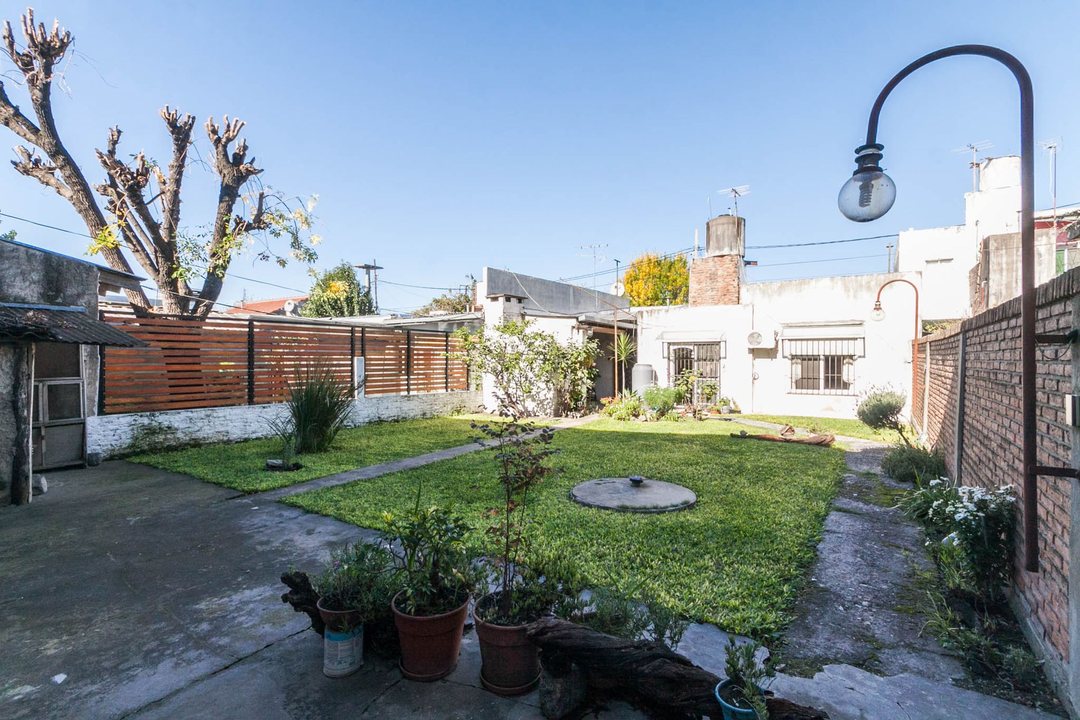 VENTA CASA 3 AMB.  JARDIN Y LOCAL SAN FCO. SOLANO