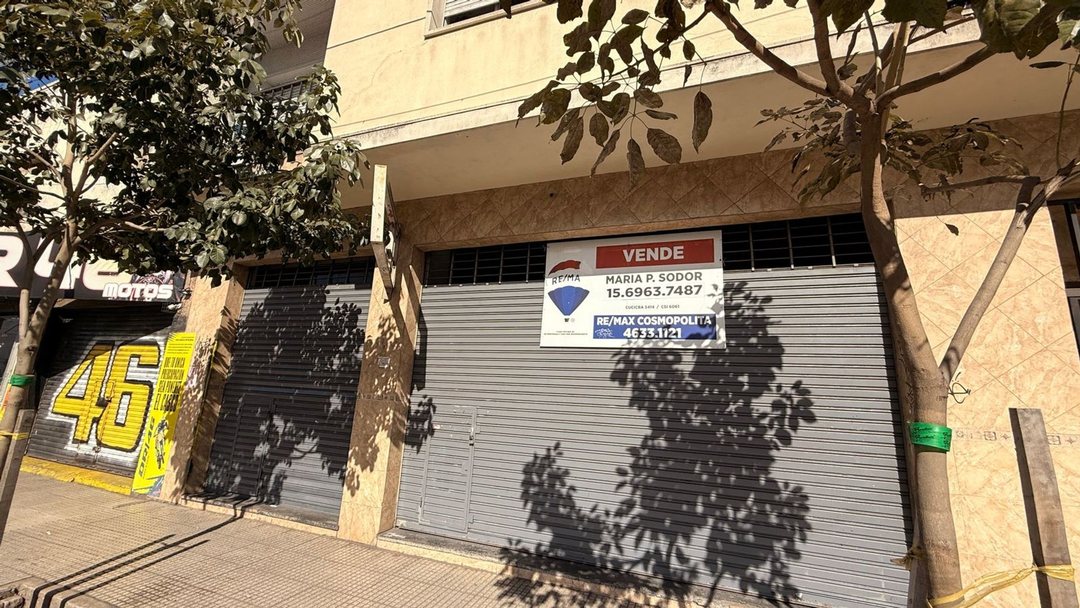Local comercial con persiana doble entrada