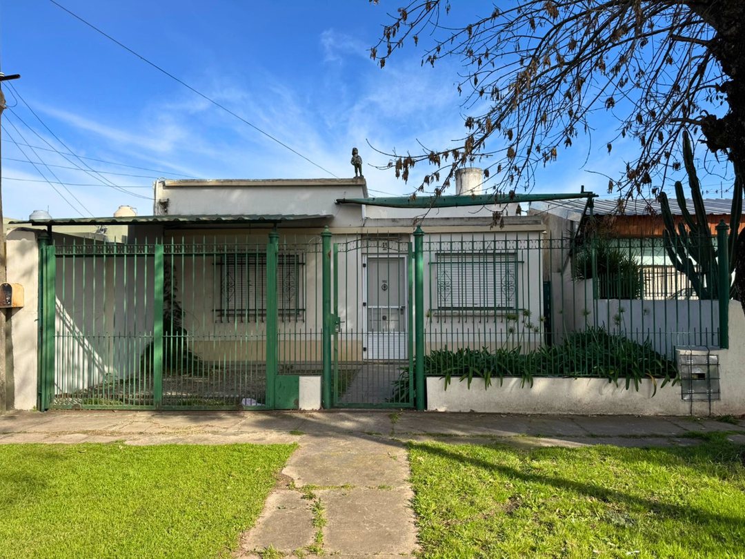 CASA EN VENTA 4 AMBIENTES EN LONGCHAMPS