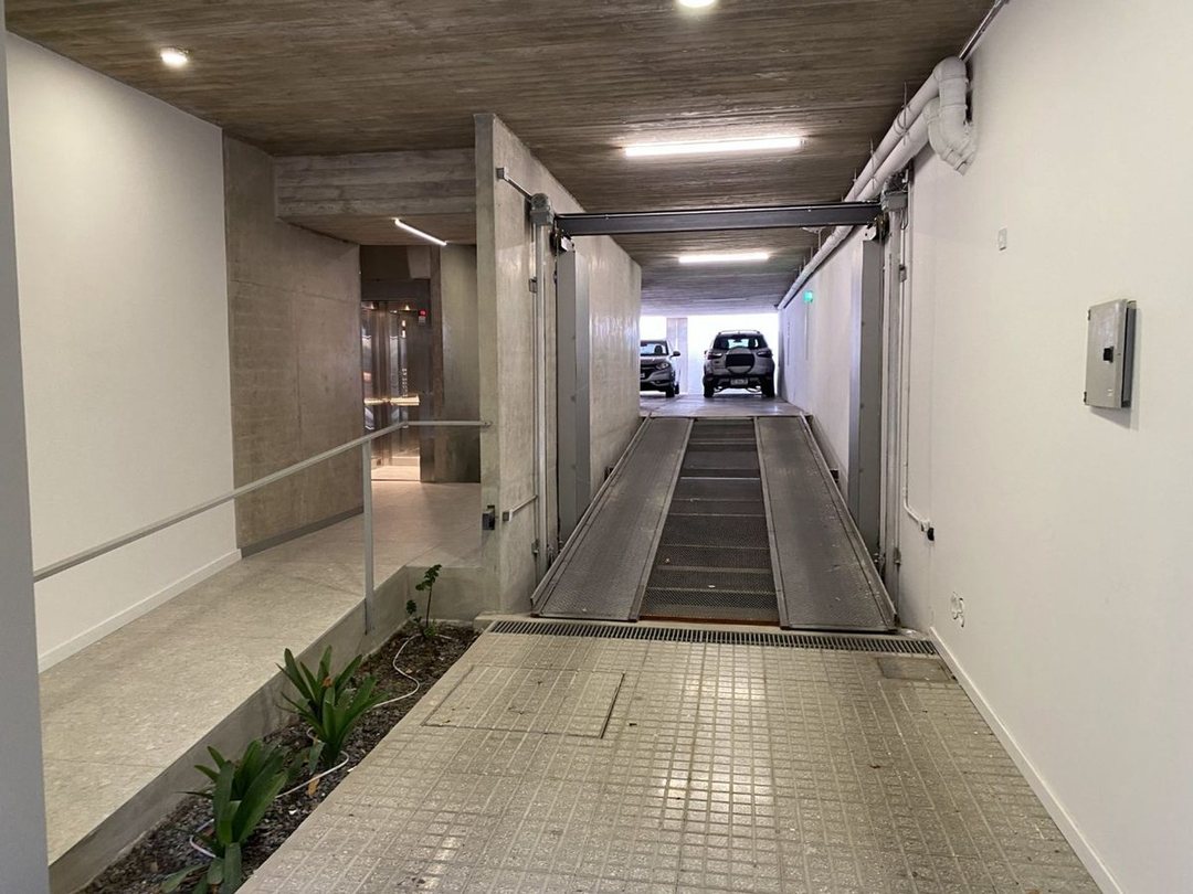 COCHERA EN VENTA BARRIO ABASTO PORTON ELECTRICO