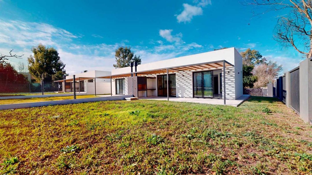 CASA EN VENTA CITY BELL DE 2 DORMITORIOS
