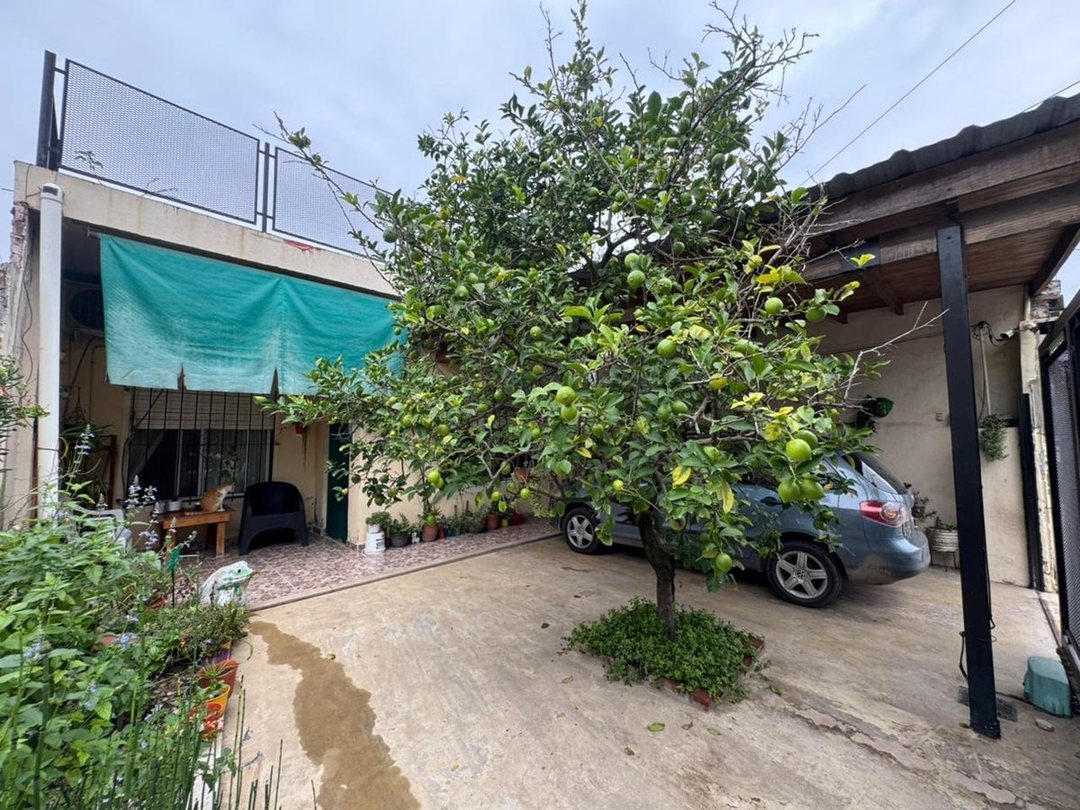 VENTA CASA 4 AMB CON DEPTO AL FONDO Y QUINCHO JCP