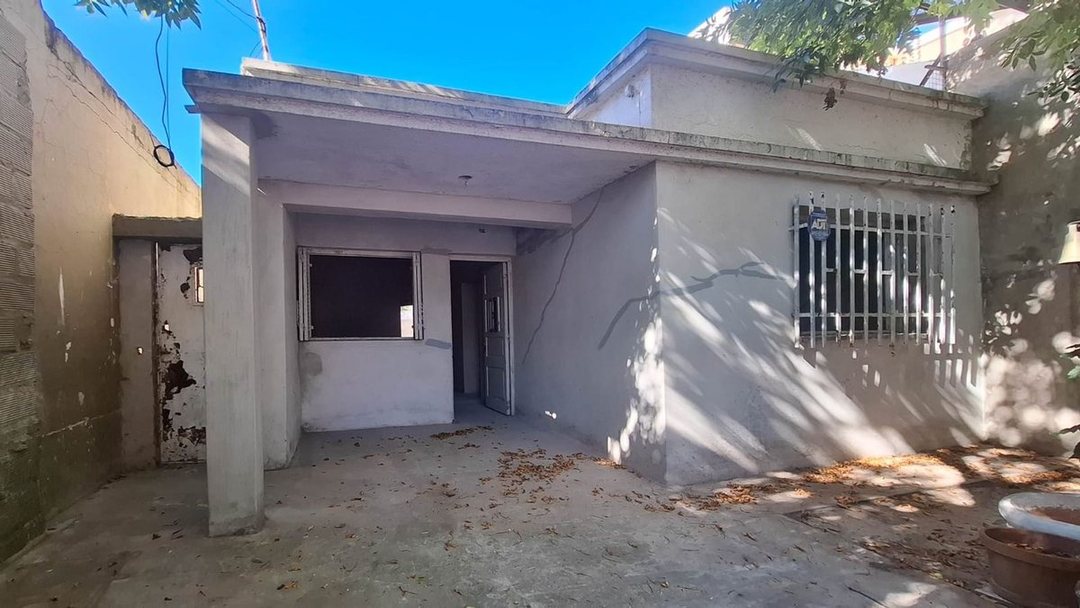 VENTA CASA 2 DORMITORIOS FISHERTON A RECICLAR