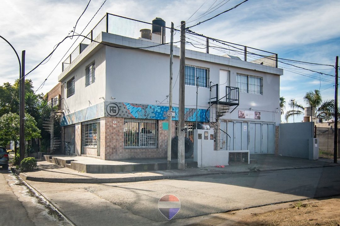 VENTA LOCAL más 2 deptos Centro América Córdoba