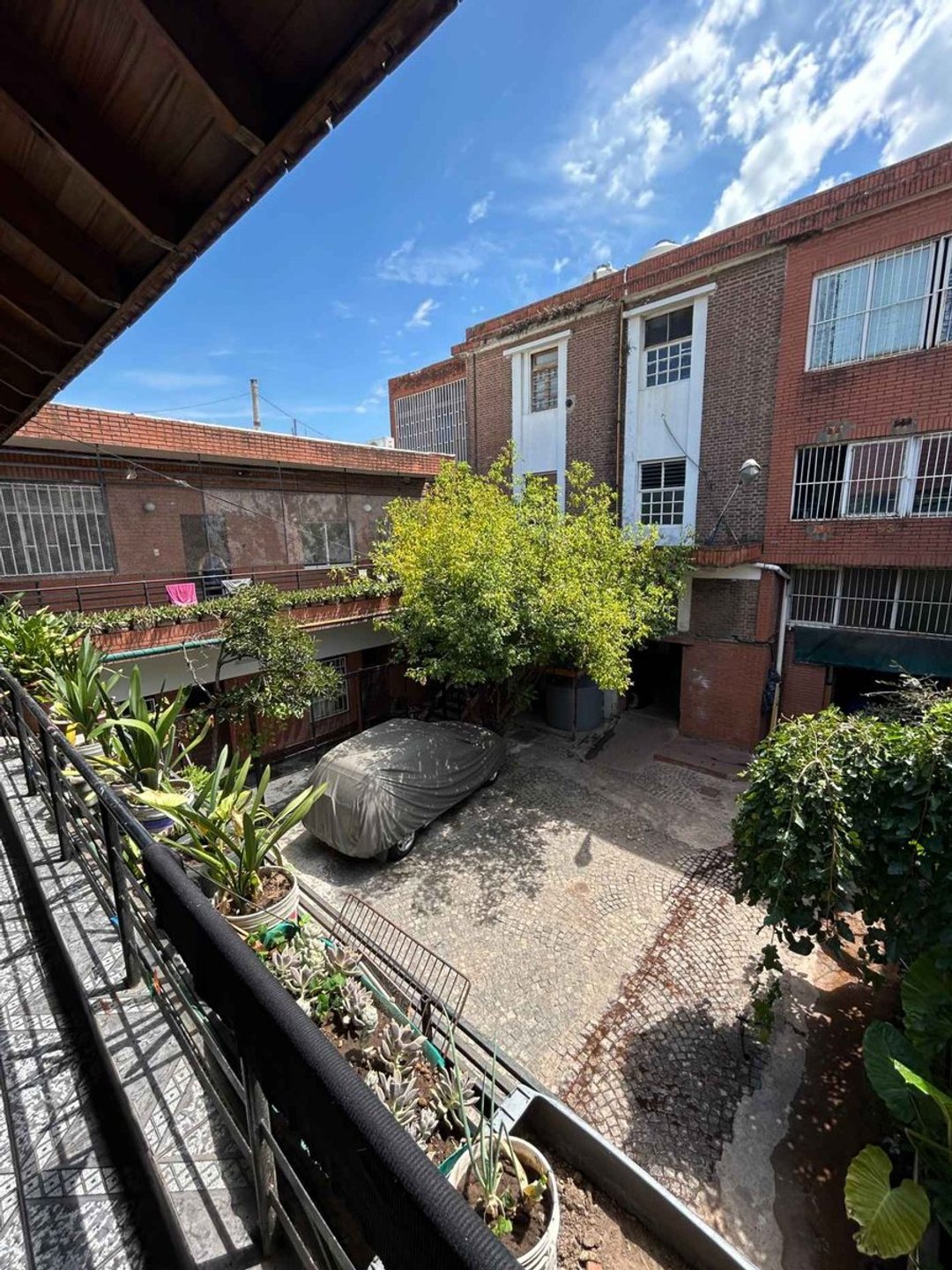 VENTA de CASA con DEPOSITO en Parque Chacabuco