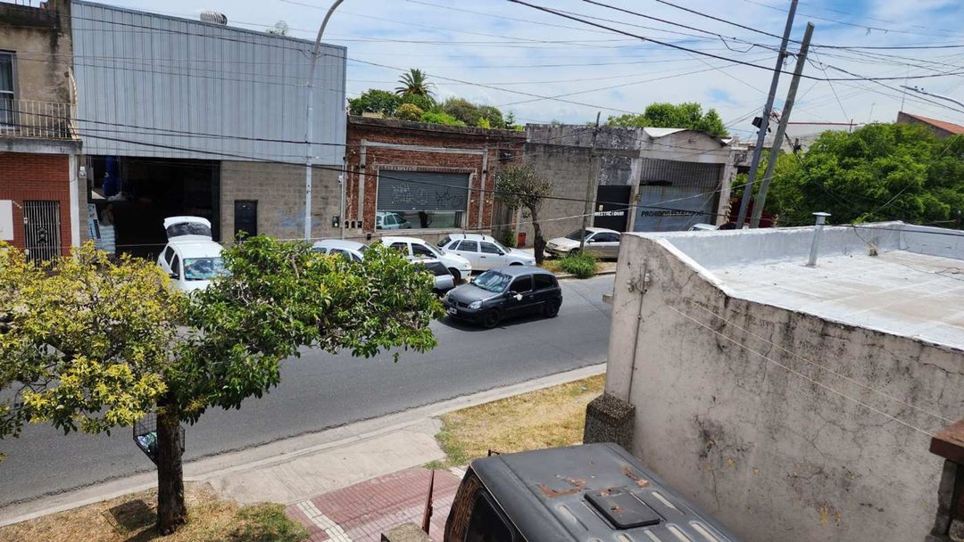 VENTA DE LOTE EN LANUS ESTE CON CASA Y DEPTO