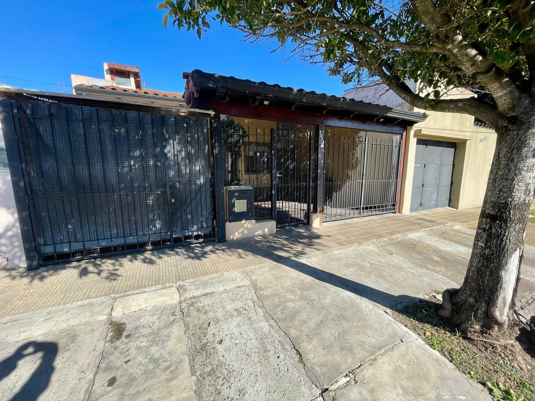 CASA EN BLOQUE CON DEPARTAMENTO EN VENTA EN TOLOSA