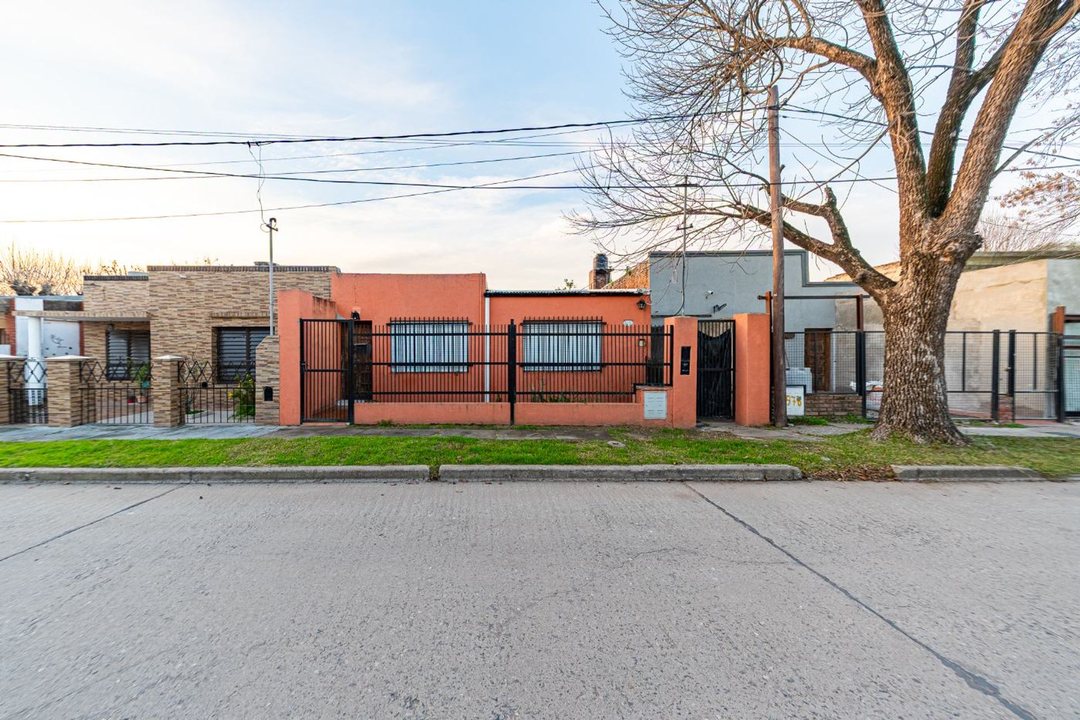 CASA EN VENTA EN EL CENTRO DE ROLDAN