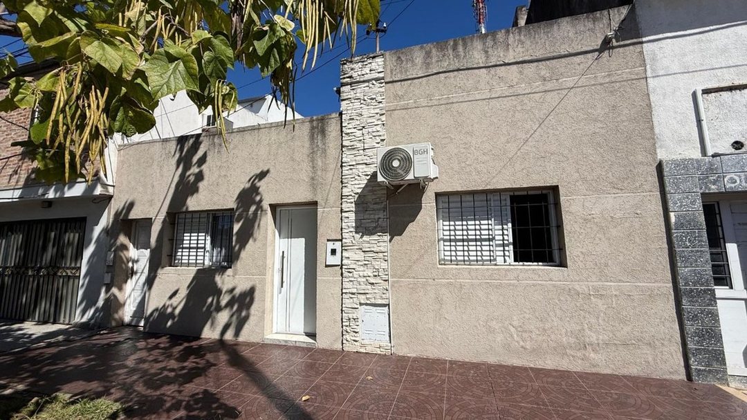 CASA EN BARRIO SARGENTO CABRAL