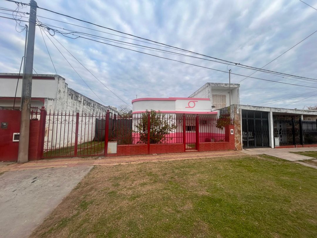 Casa 2 dormitorios, gran fondo y cochera, Paraná