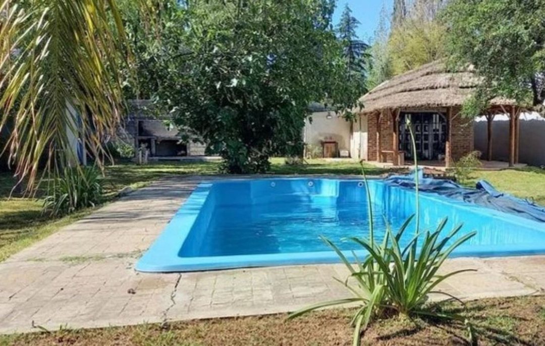 VENTA QUINTA CON PILETA Y AMPLIO JARDIN - 900m2