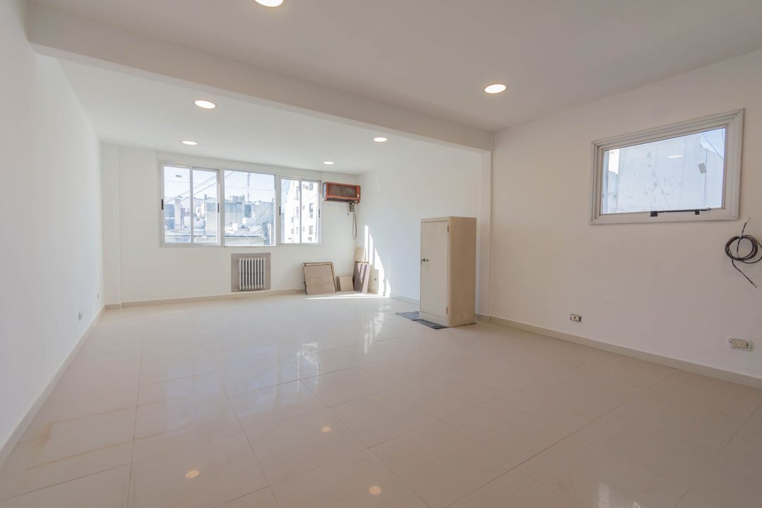 VENTA CONSULTORIO/OFICINA RECOLETA LUMINOSO