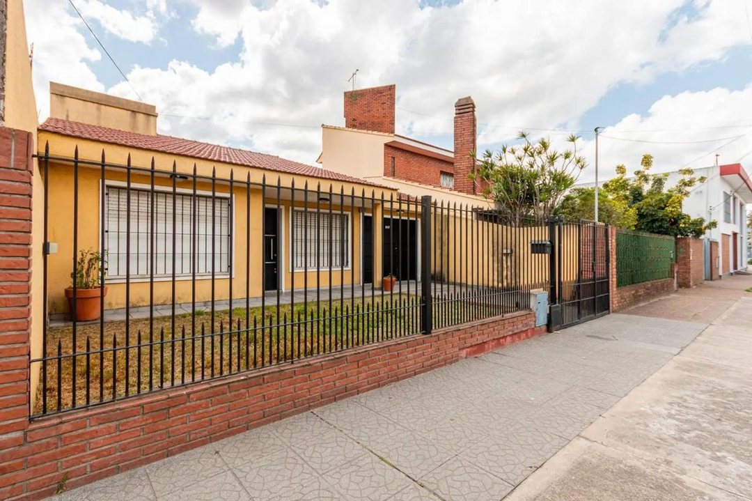 CASA EN VENTA 4 AMB CON PARQUE EN QUILMES OESTE