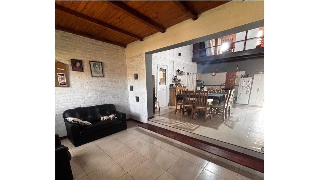 SE VENDE CASA DE 2 DORM, PATIO Y PILETA!