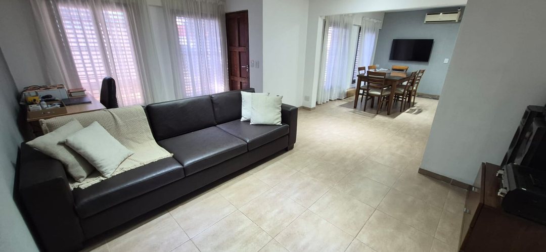 VENTA CASA 3 DORMITORIOS 2 BAÑOS Y PATIO B. IPONA