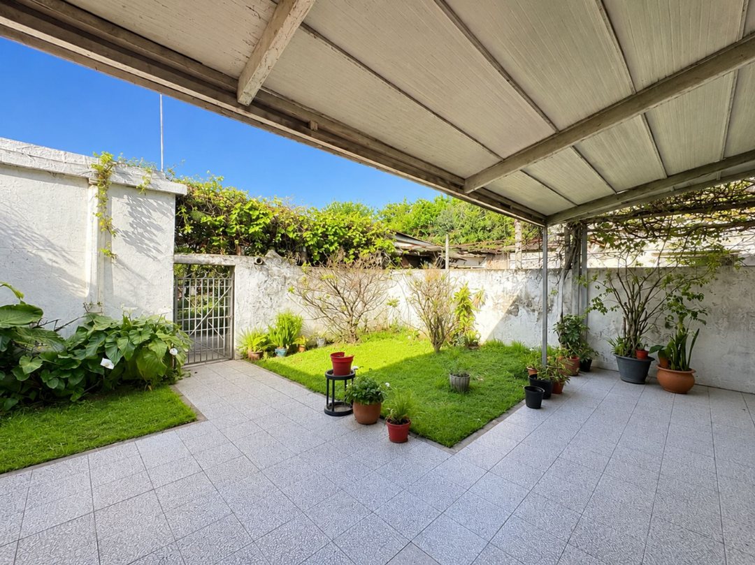 Casa 3 Amb. c/Cochera, Patio - Acepta Permuta