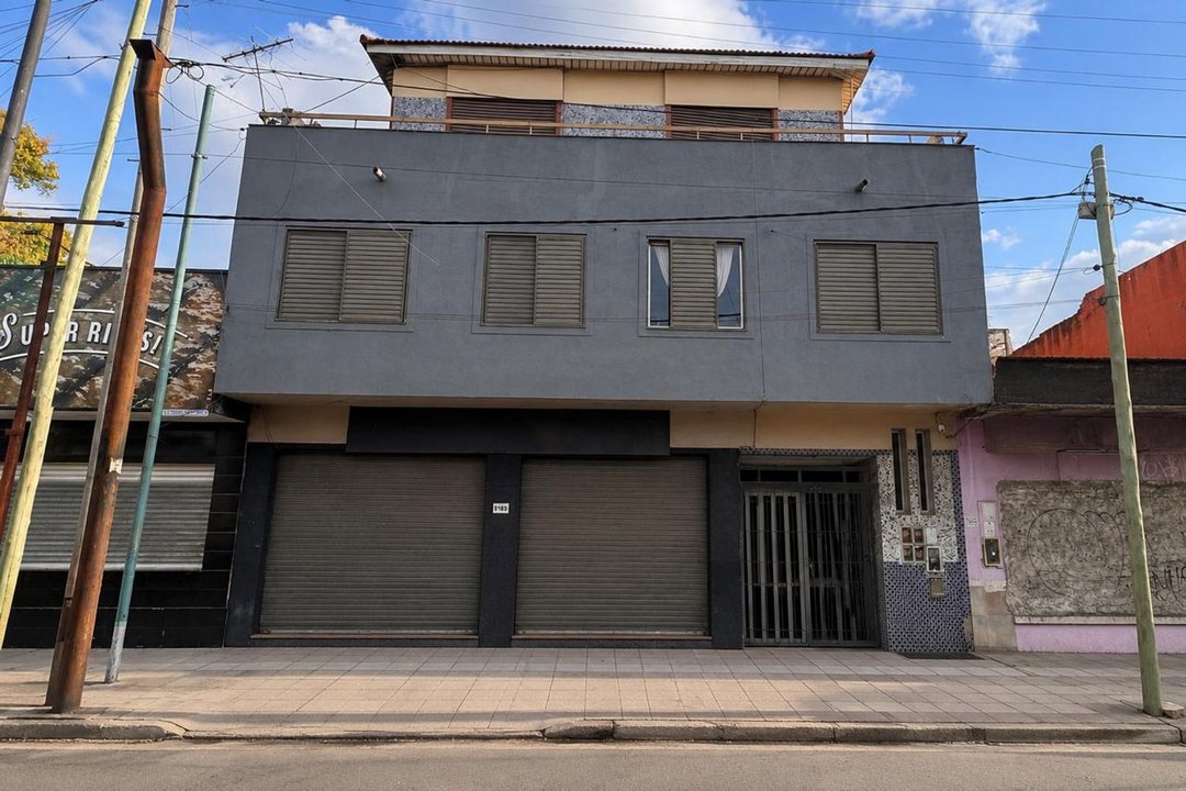 VENTA CASA, CON DEPARTAMENTOS Y LOCAL COMERCIAL