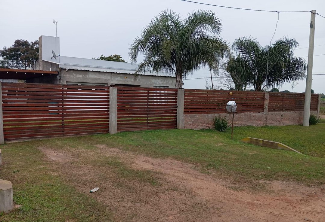 CASA 2 DORMITORIOS COCHERA Y PILETA SOBRE RUTA 5