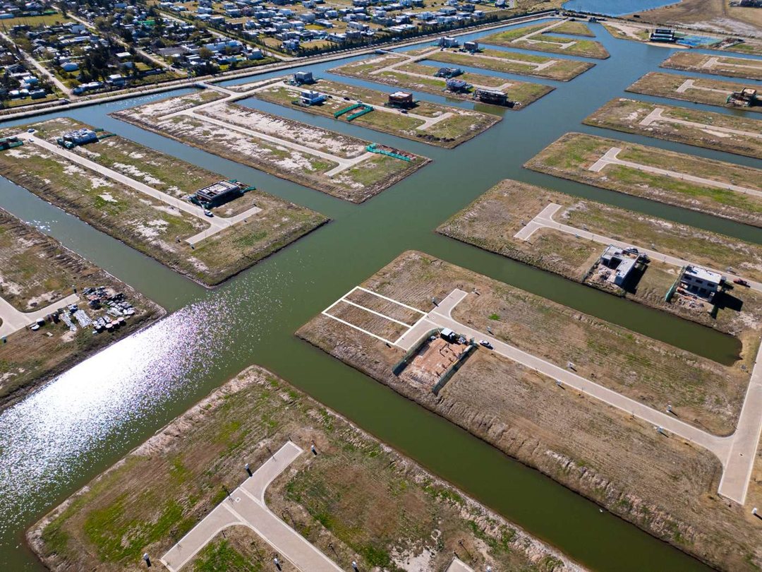 VENTA LOTES FUNES LAKES SOBRE EL CANAL CENTRAL