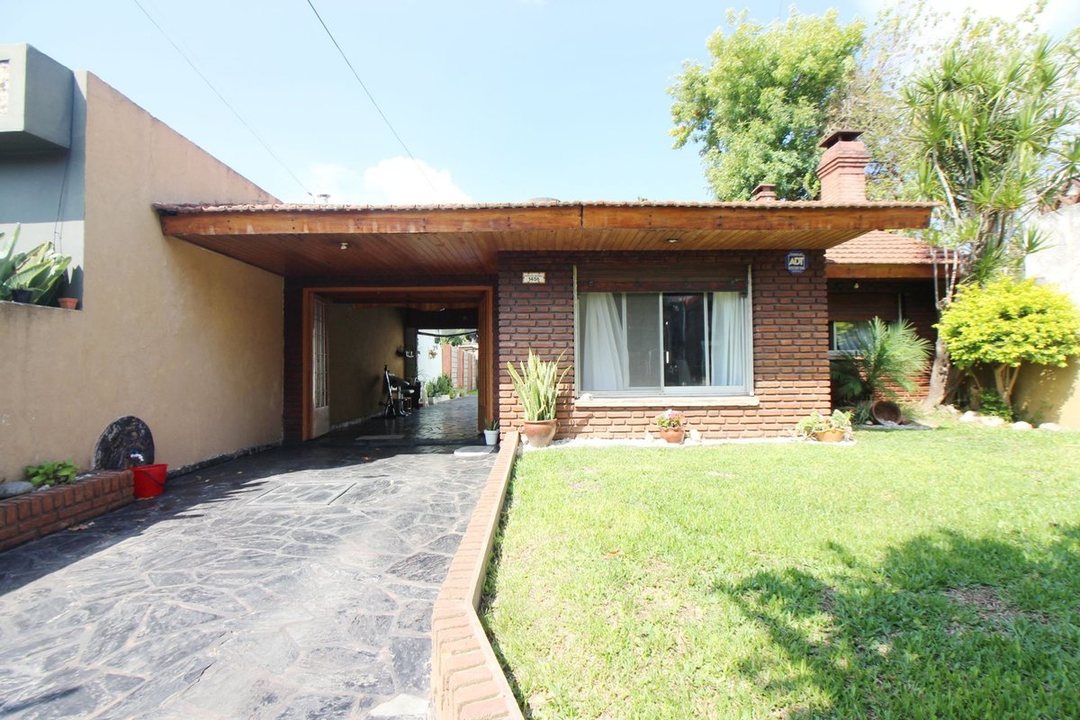 VENTA CASA + PATIO, QUINCHO, PILETA PALOMAR BS.AS