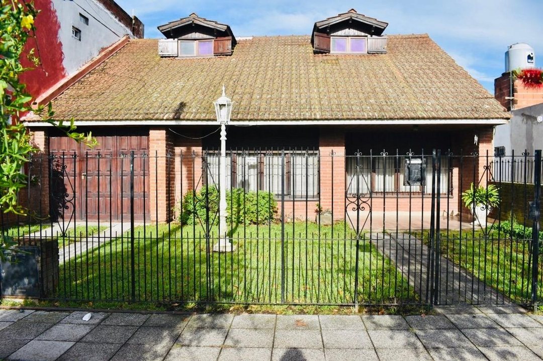 VENTA CASA 4 AMBIENTES APTA CREDITO