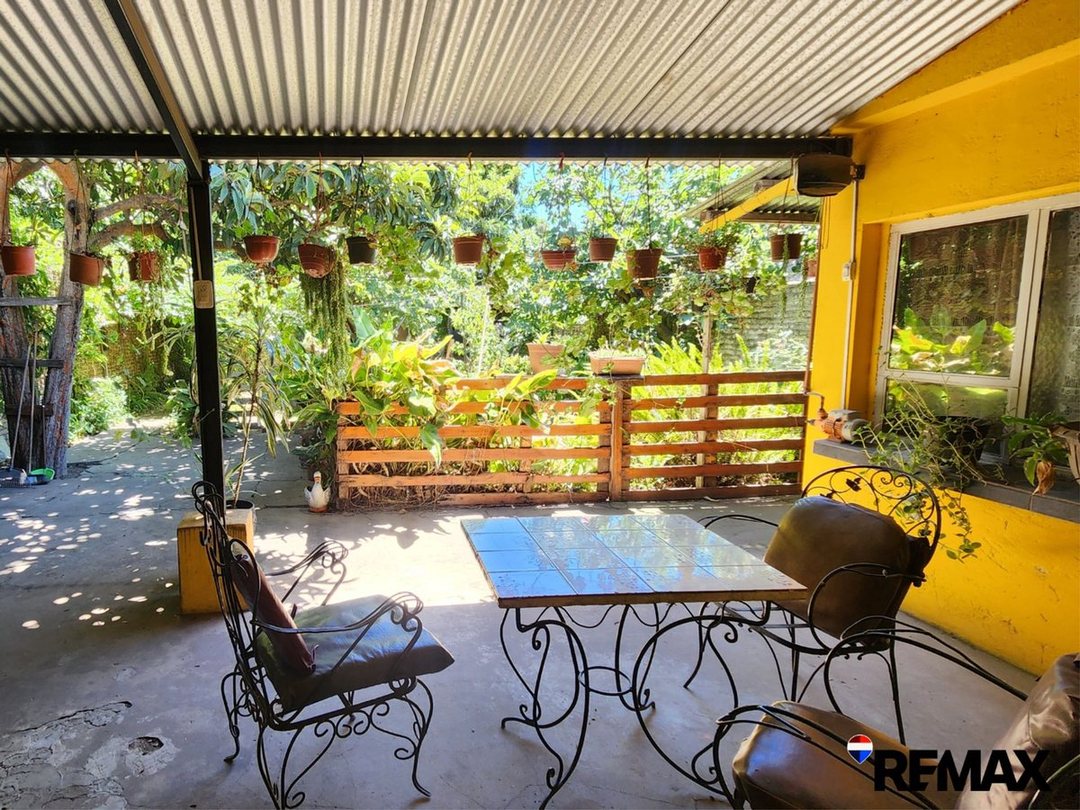 VENTA CASA FAMILIAR 4 AMBIENTES CON ESPACIO VERDE