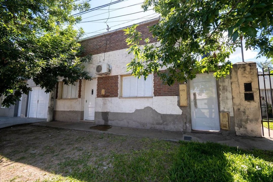 CASA CON PATIO A MTS DE GRAL. PAZ