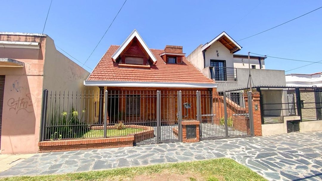 VENTA CHALET A METROS DE ESTACION BURZACOY AVENIDA