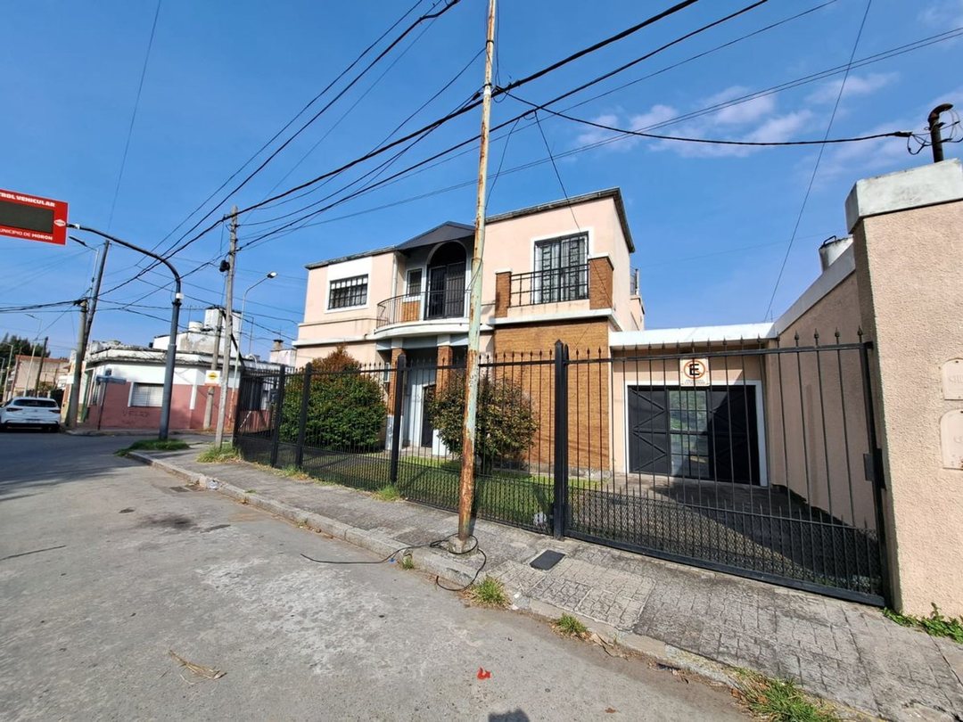 CASA 2 PLANTAS PILETA VILLA SARMIENTO 225 M2 CUB