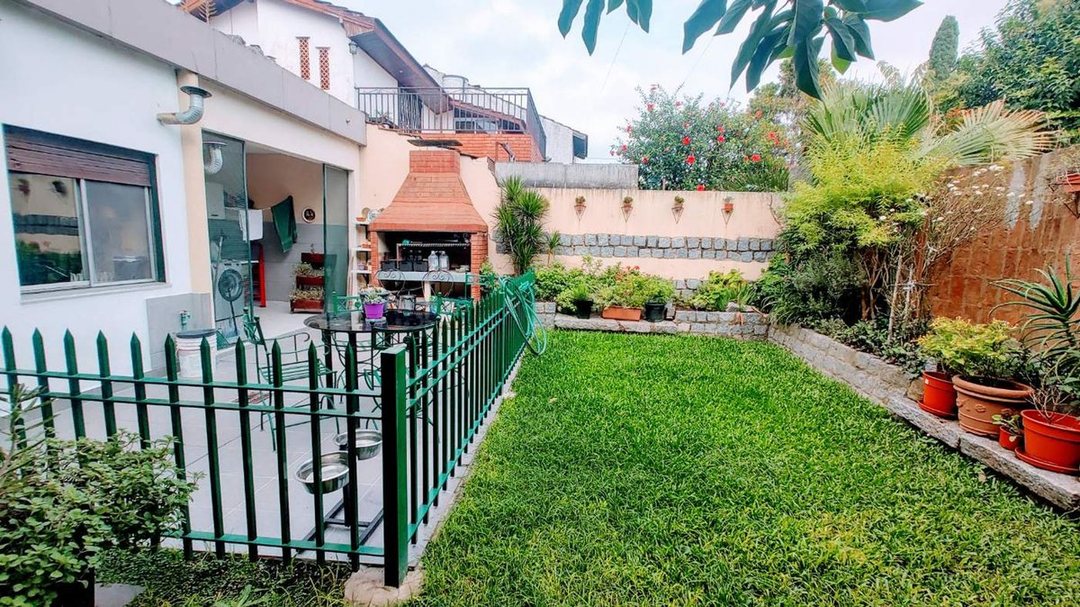 VENTA CASA 5 AMBIENTES EN MONTE GRANDE CON JARDIN