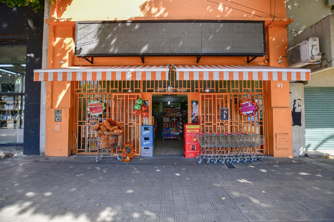 LOCAL EN VENTA MAS FONDO DE COMERCIO LA PLATA