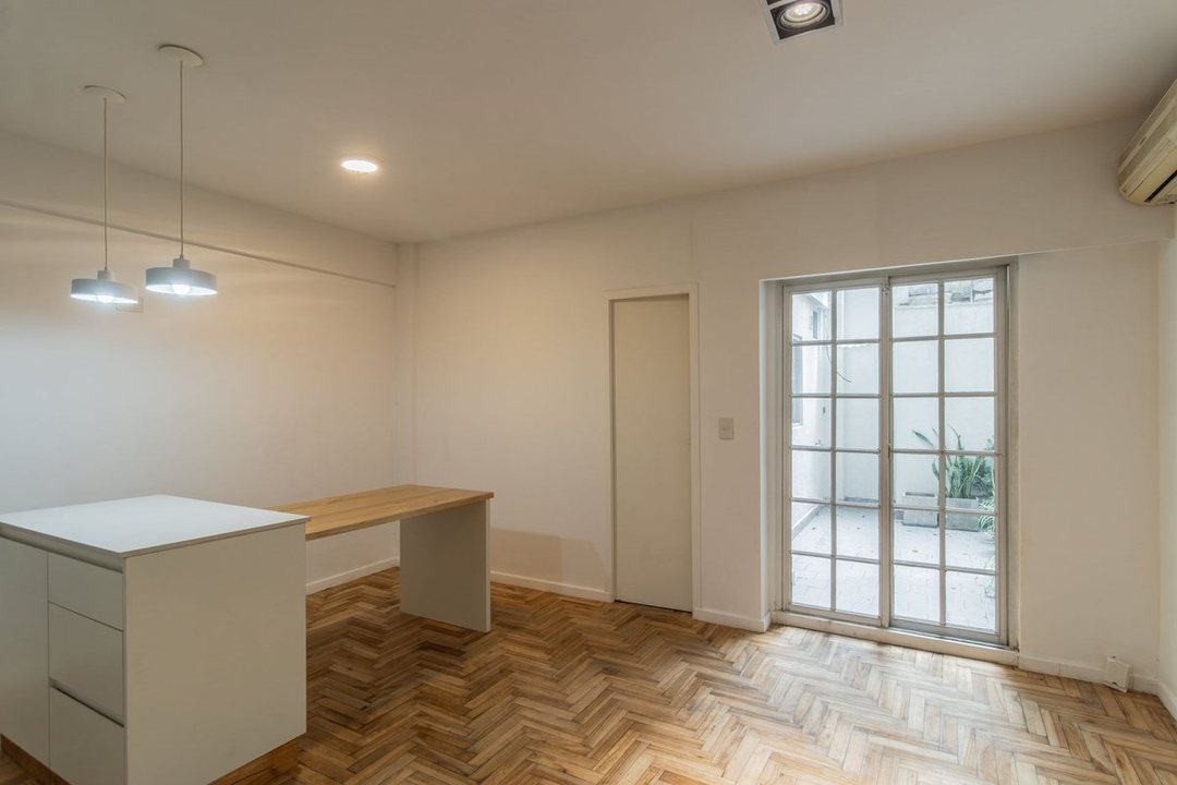 VENTA DOS AMBIENTES REFACCIONADO CON PATIO