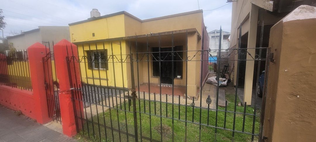 CASA 3 AMBIENTES CALLE ITALIA ADROGUE C/ FONDO
