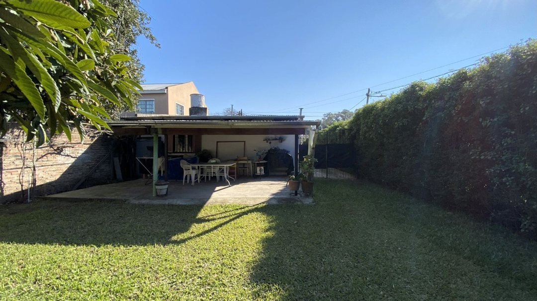 CASA 3 AMBIENTES LOTE PROPIO CON PARQUE Y QUINCHO