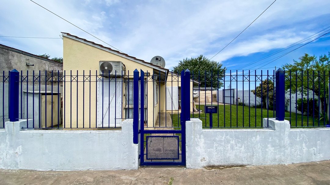 VENTA CASA 4 AMB. CON COCHERA Y PARQUE