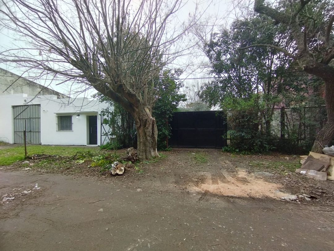 CASA DOS DORMITORIOS VENTA CITY BELL CON PARQUE