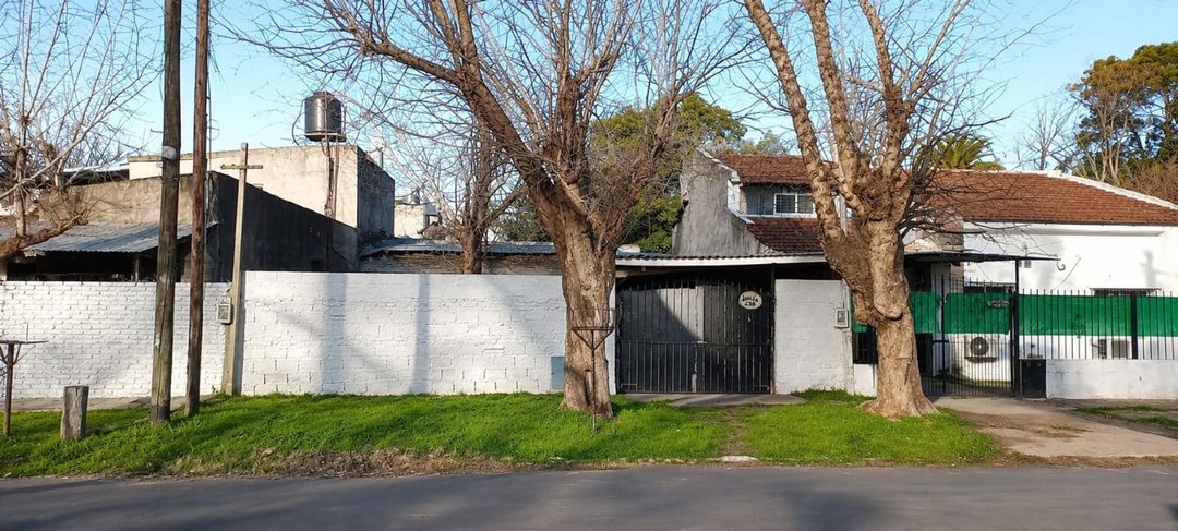 CASA 3 AMB. CON AMPLIO JARDIN Y COCHERA MORENO