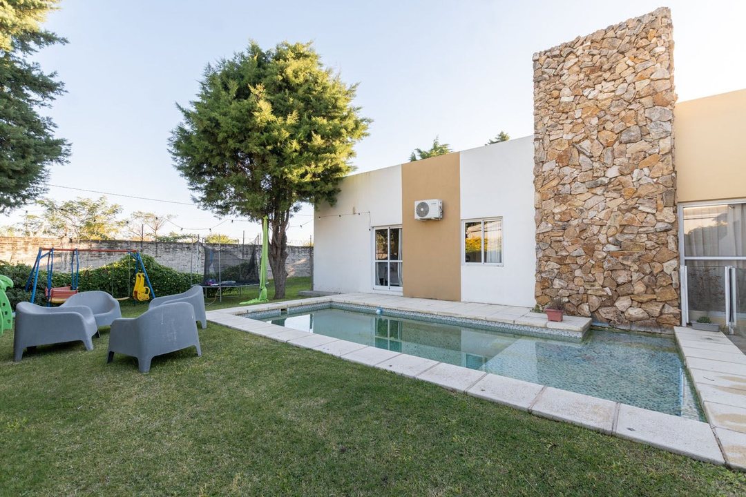 VENTA CASA 3 DORM Y PISCINA EN LOS MOLINOS B° PRIV