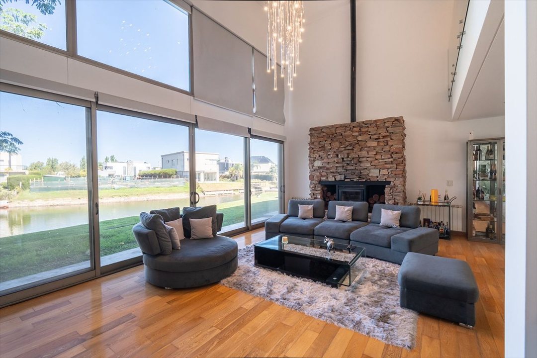 VENTA CASA GOLONDRINAS 4 AMBIENTES AL LAGO
