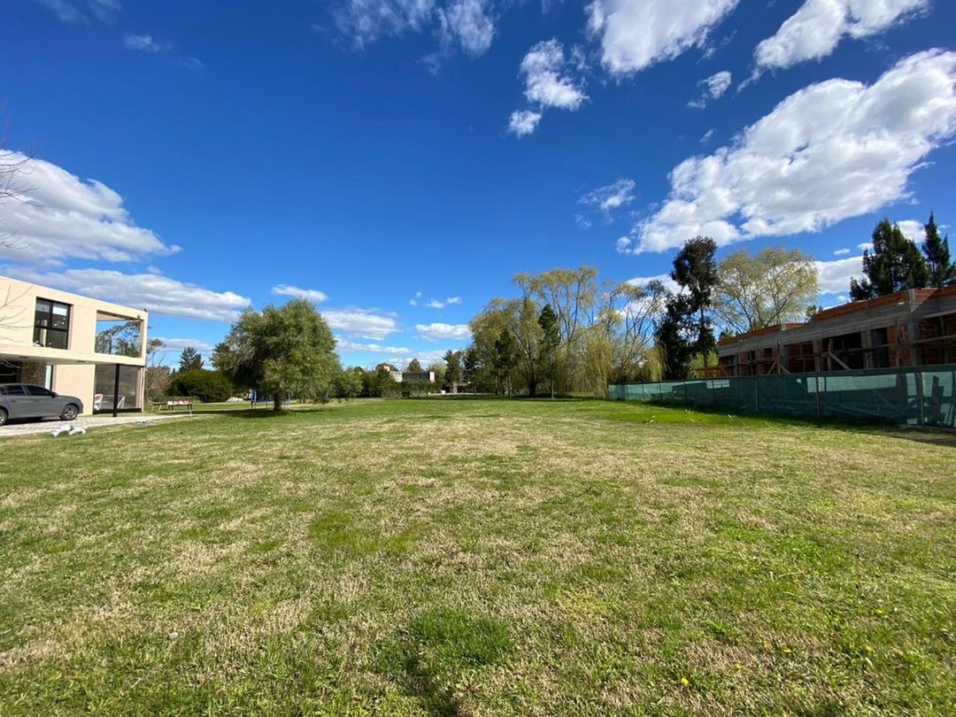 LOTE EN VENTA EN MIRALAGOS