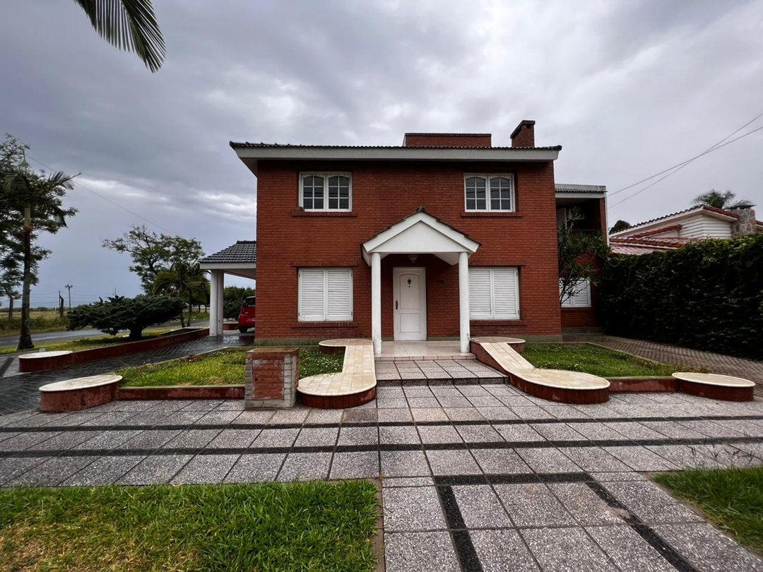 CASA EN VENTA DE 4 DORMITORIOS EN GUADALUPE