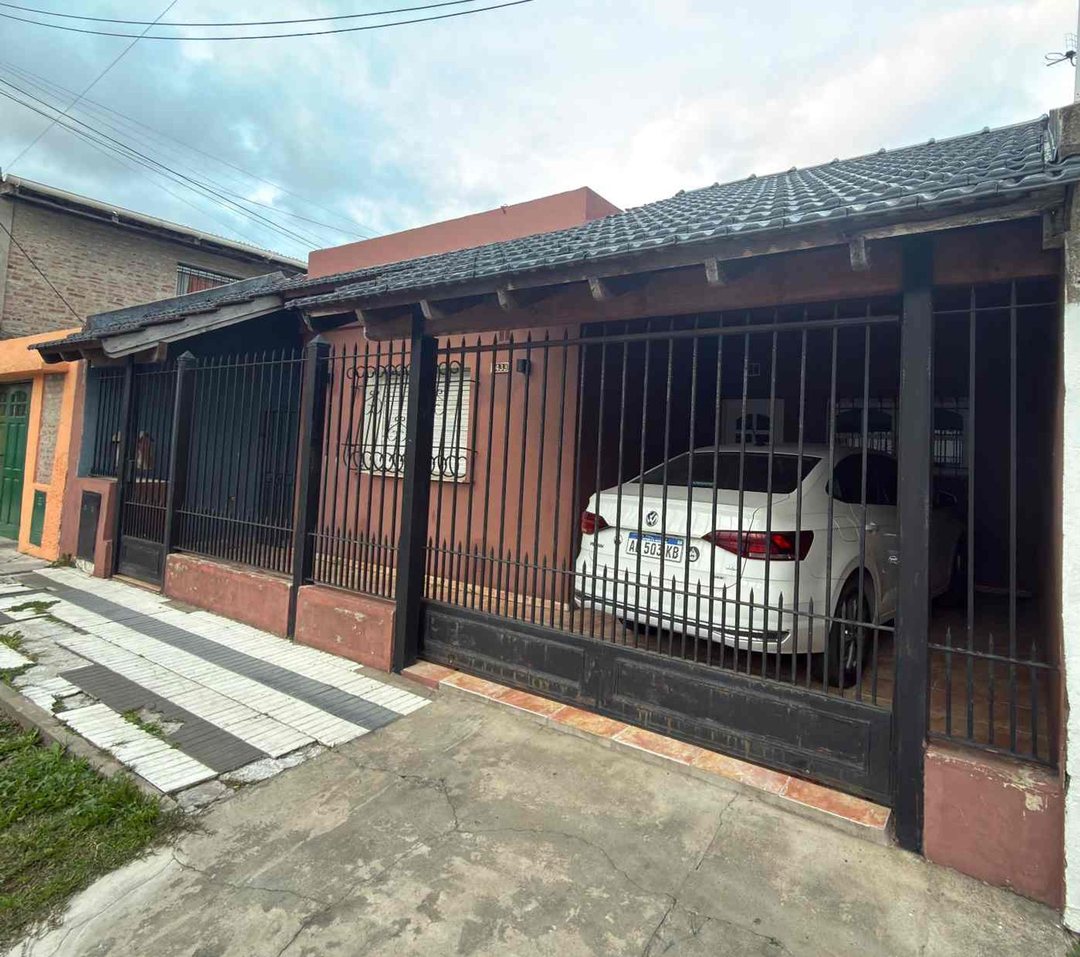 CASA EN VENTA 3 AMB CON COCHERA Y PATIO BANFIELD