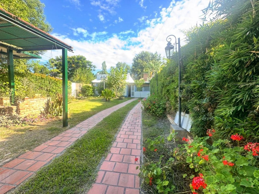 HERMOSA CASA EN ALTOS DEL SAUCE. OPORTUNIDAD ÚNICA