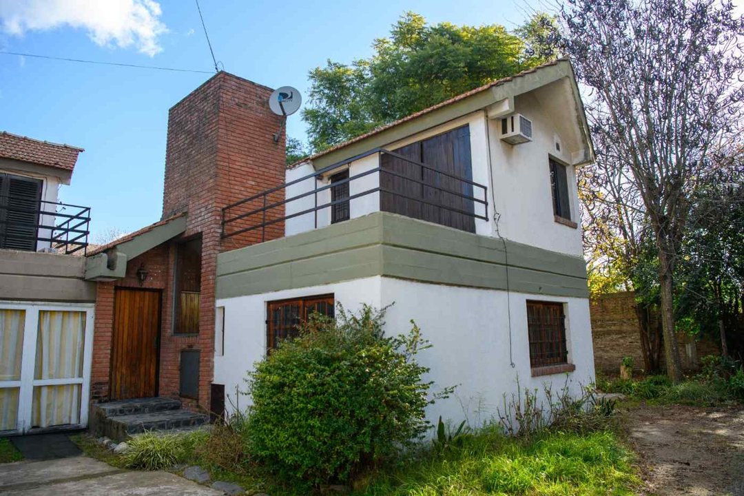 CASA 4 AMBIENTES EN VENTA MONTE GRANDE CENTRO