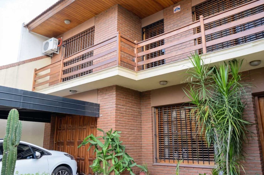 VENTA CASA 5 AMB, JARDIN Y QUINCHO ACEPTA PERMUTA