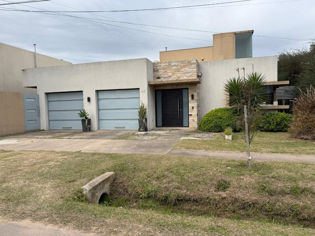VENTA CASA / TODOS LOS SERVICIOS / 400 MTS CUB.