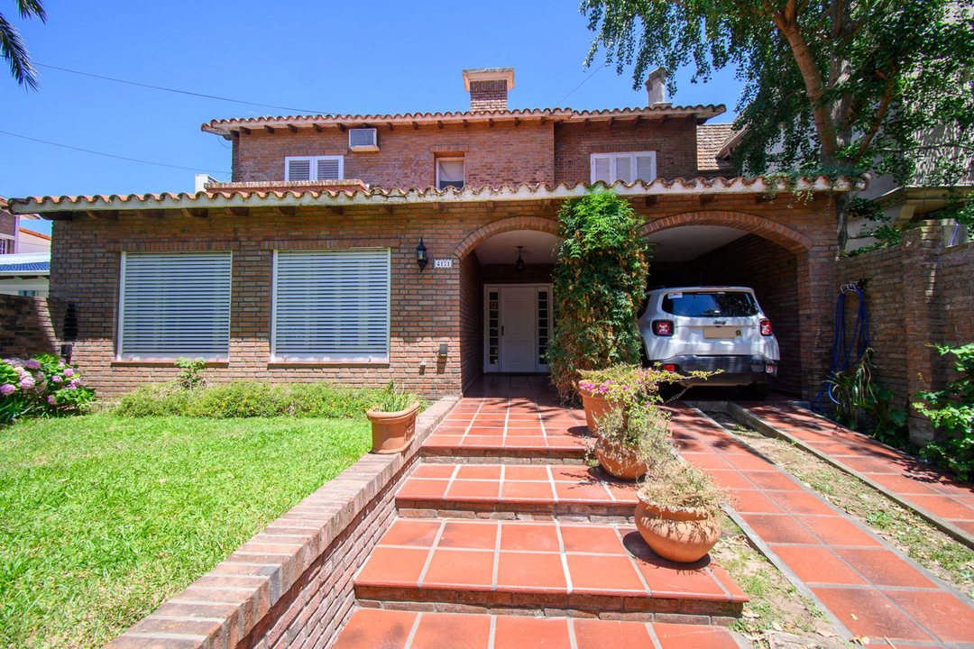 VENTA CASA SOBRE COSTANERA EN BARRIO 7 JEFES