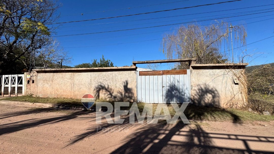 SE VENDE CASA MAS DEPTO EN LA PUERTA